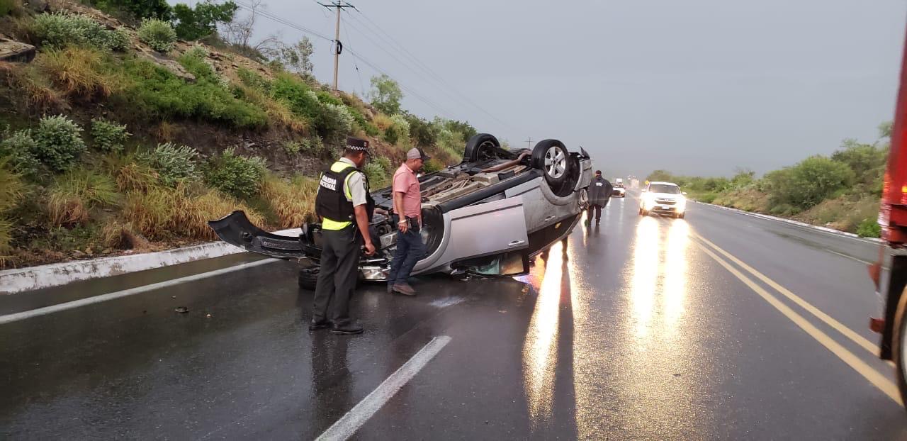 Auto vuelca en carretera Victoria-Matamoros