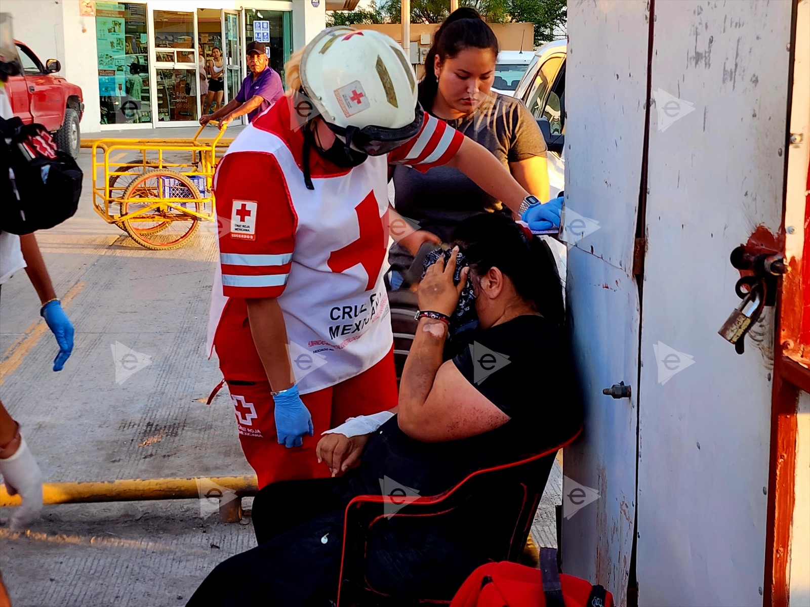 Motociclista se atraviesa en avenida y choca con auto