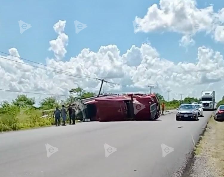 Vuelca tráiler cargado de papaya en San Fernando