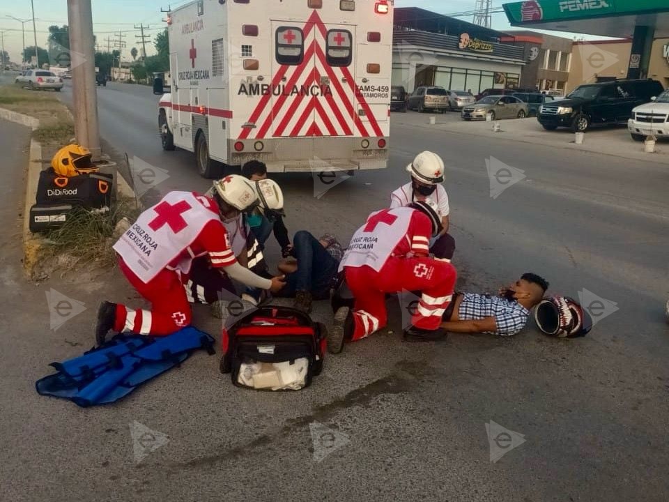 Embisten a dos que viajaban en moto