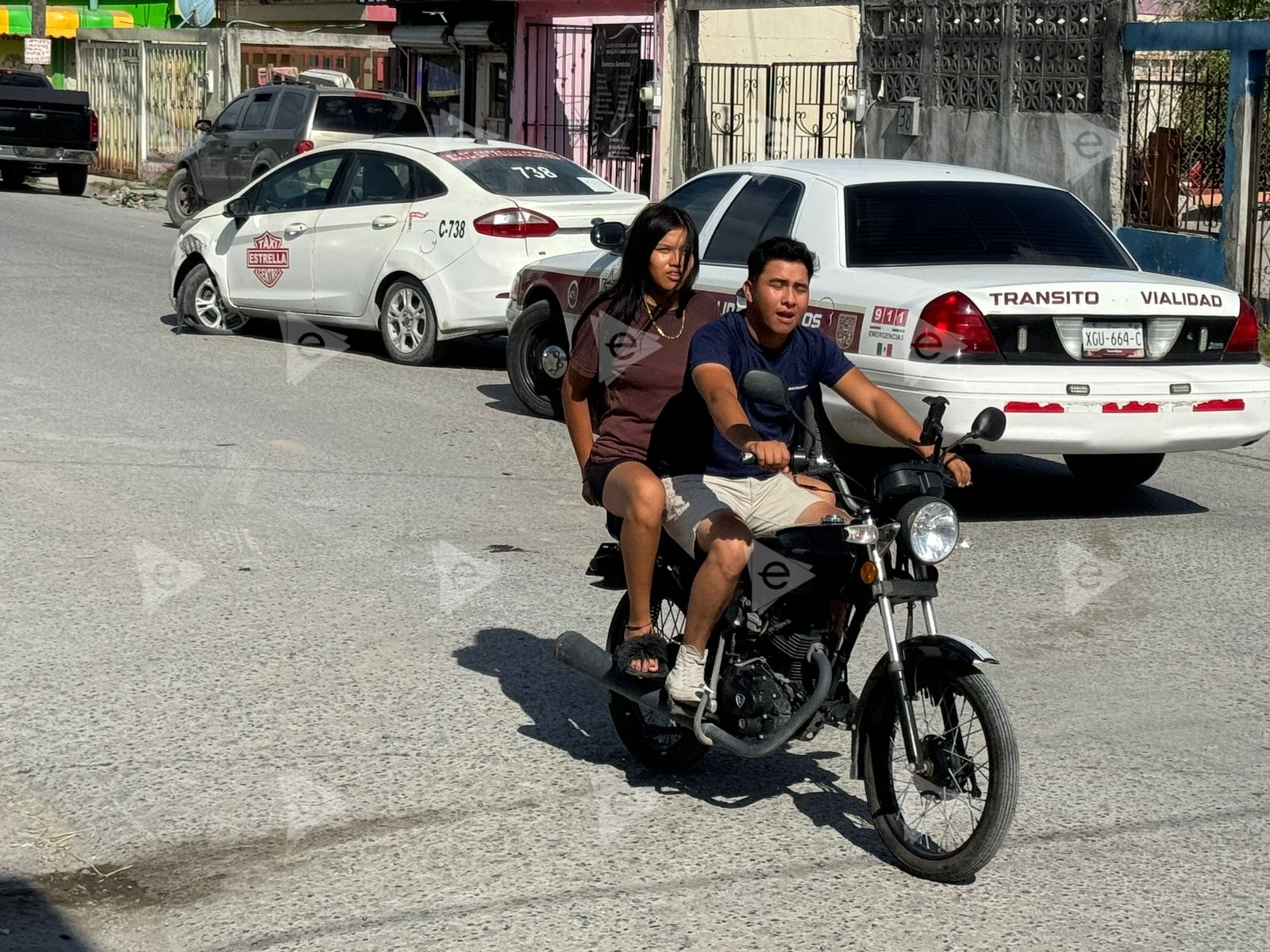 A taxista se le cae celular en carro, se distrae y choca