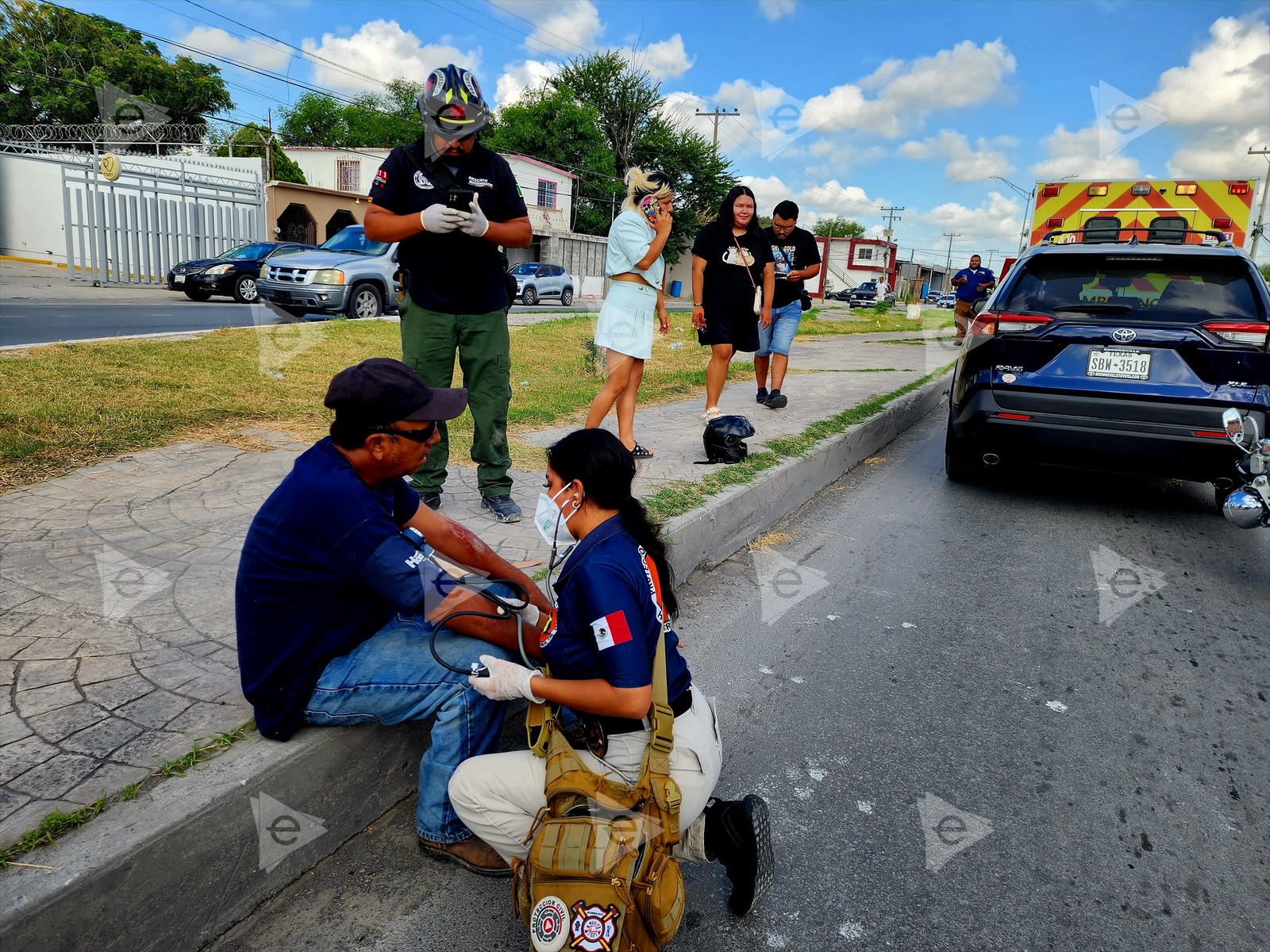 Motociclista choca contra camioneta