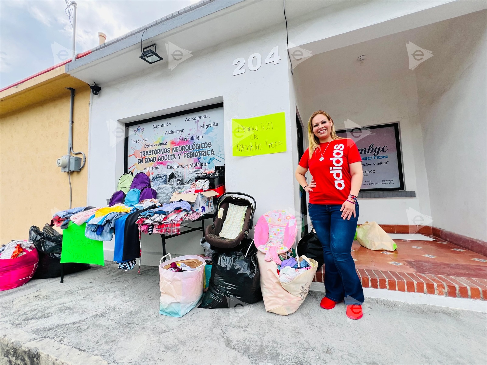 Doctora Galván realiza donación de mochilas