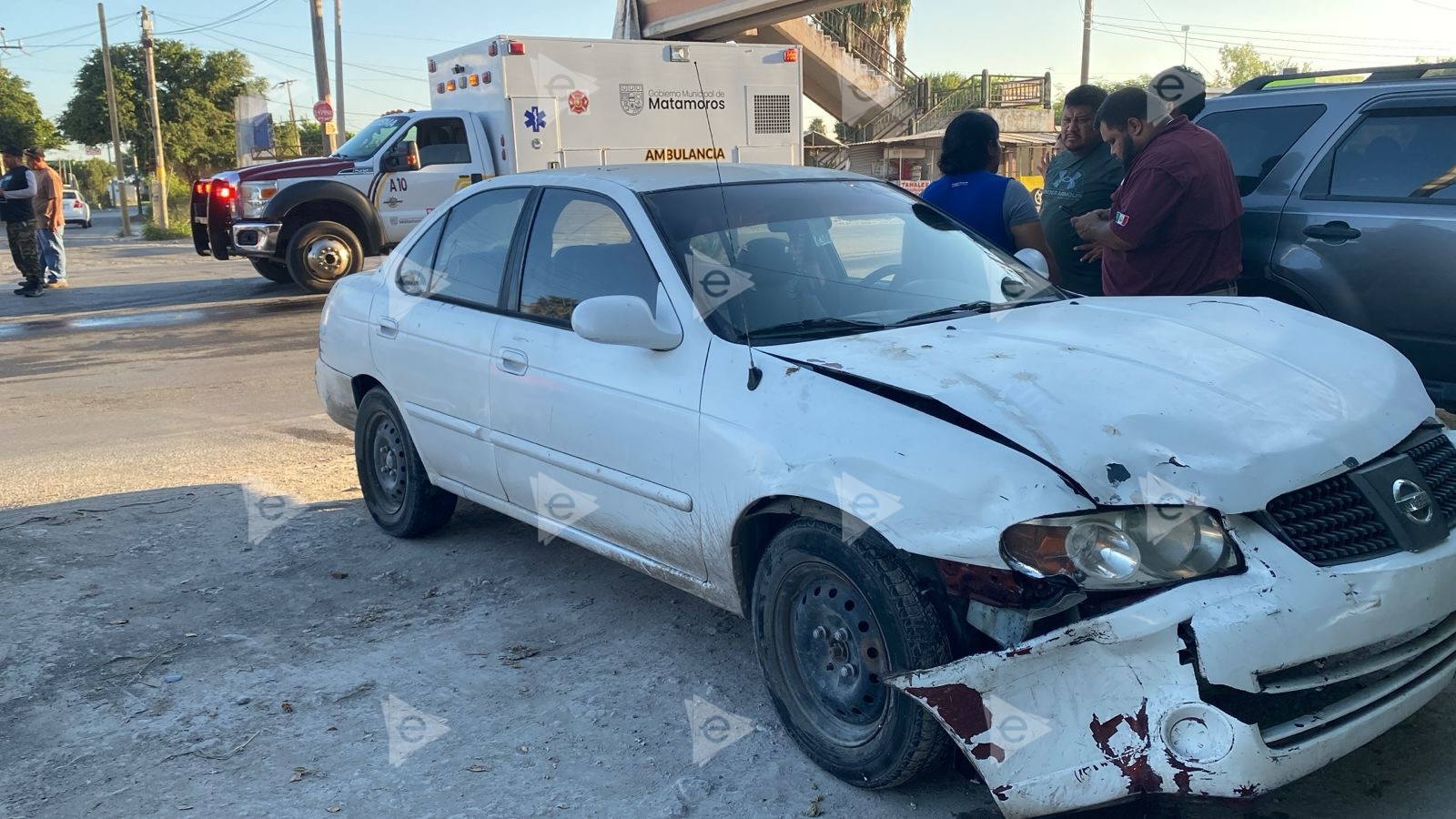 Taxista lesiona a 2 en choque 