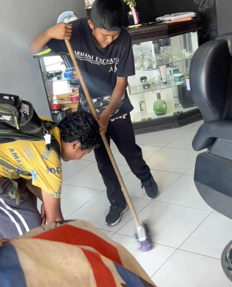 Niños piden trabajo en una barbería para poder pagar sus útiles escolares