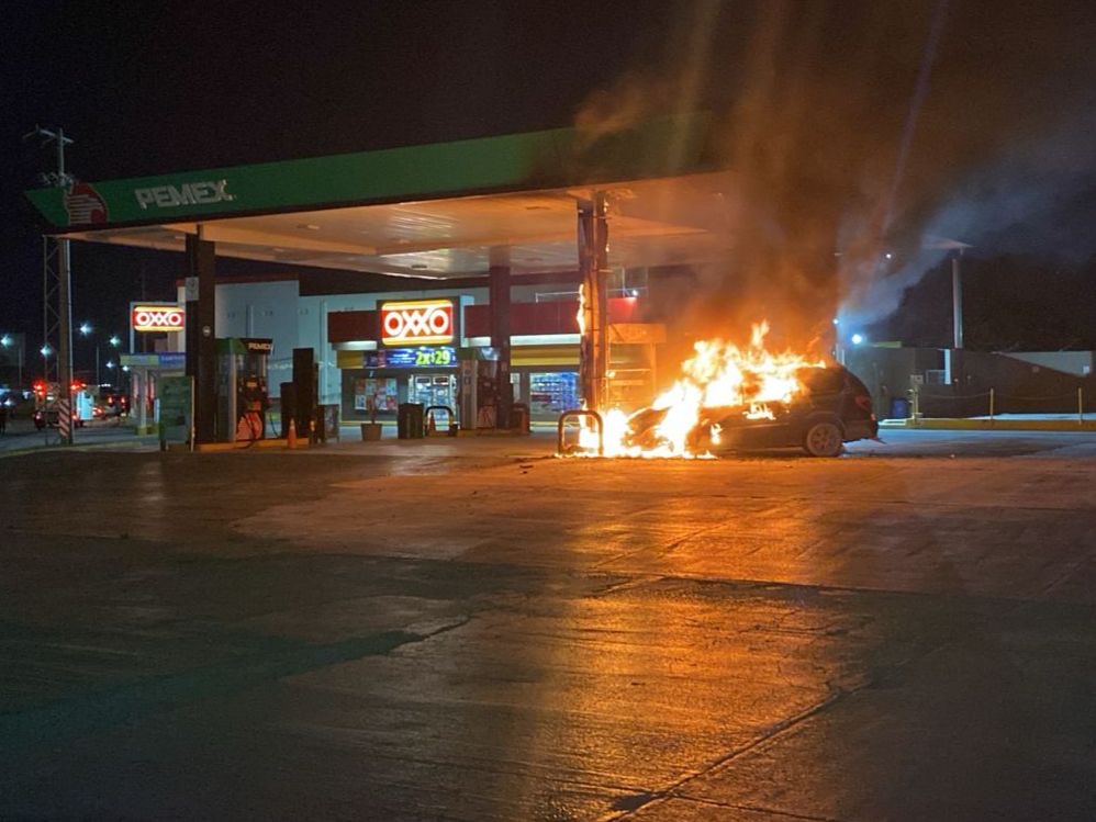 Ebrio choca contra gasolinera y su unidad se incendia