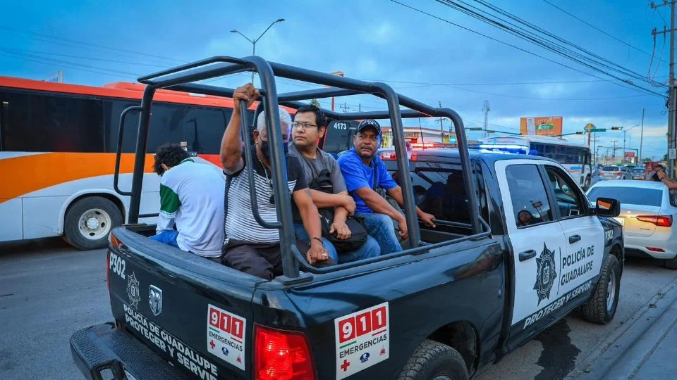 Trasladan en patrullas a ciudadanos ante falta de camiones