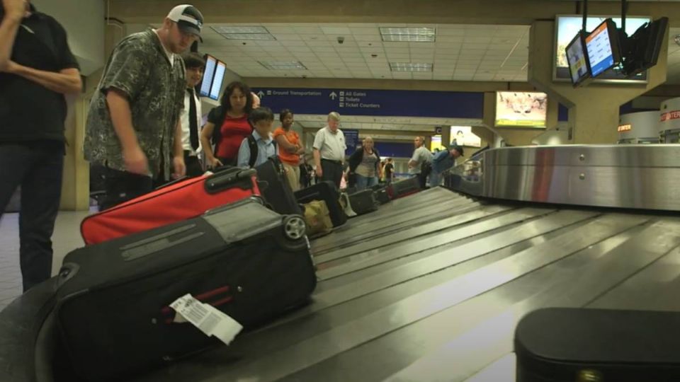 Hallan cadáver enredado en la cinta que entrega el equipaje de un aeropuerto