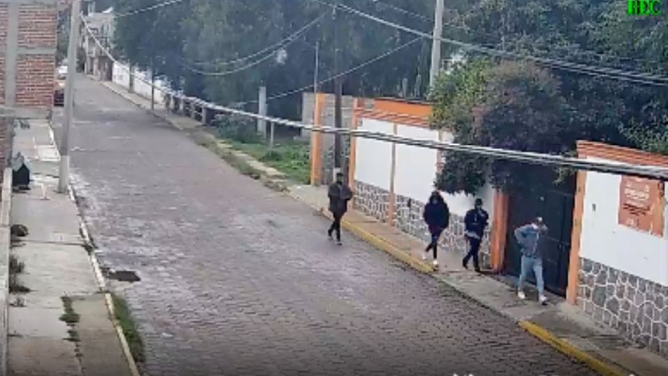 Hombres armados llegan a balear casa, pero salen corriendo y llorando