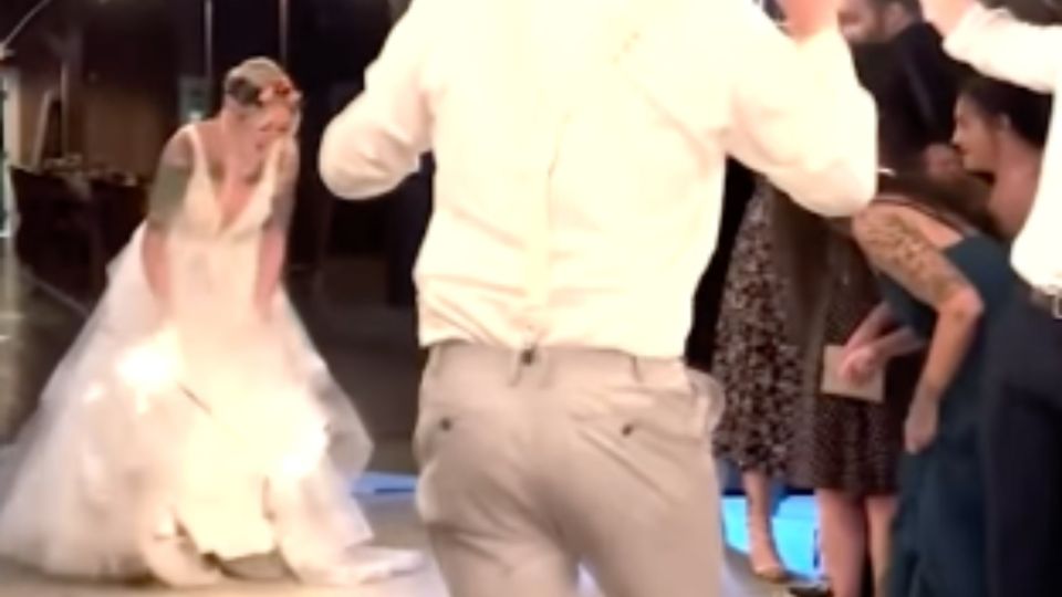 Novio le prende fuego a la novia en plena boda