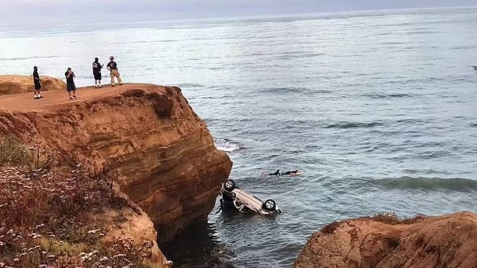 Se tira con sus dos gemelas por un barranco para vengarse de su esposa