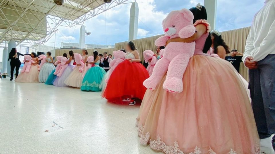 Comerciantes regalan 80 vestidos a quinceañeras con madres presas en penal de Santa Martha