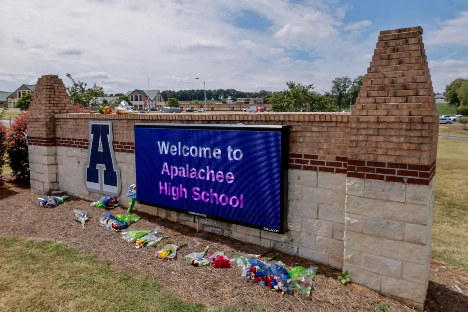 Juez acusa a padre e hijo por tiroteo escolar en Georgia