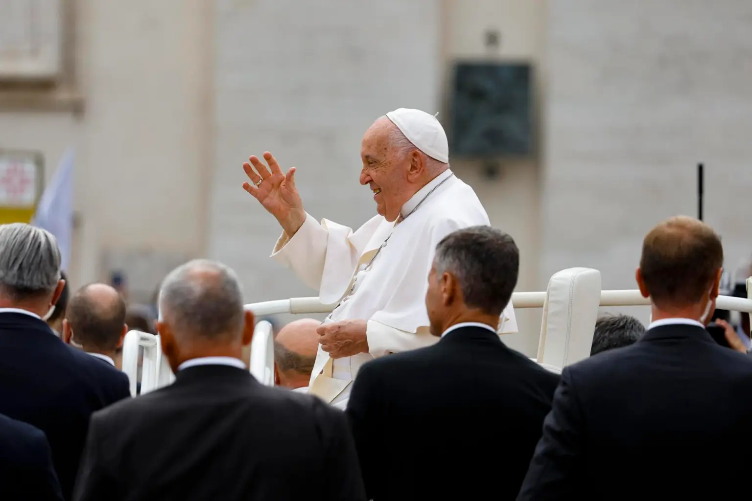 Papa Francisco pide que los ricos compartan sus bienes y paguen más impuestos