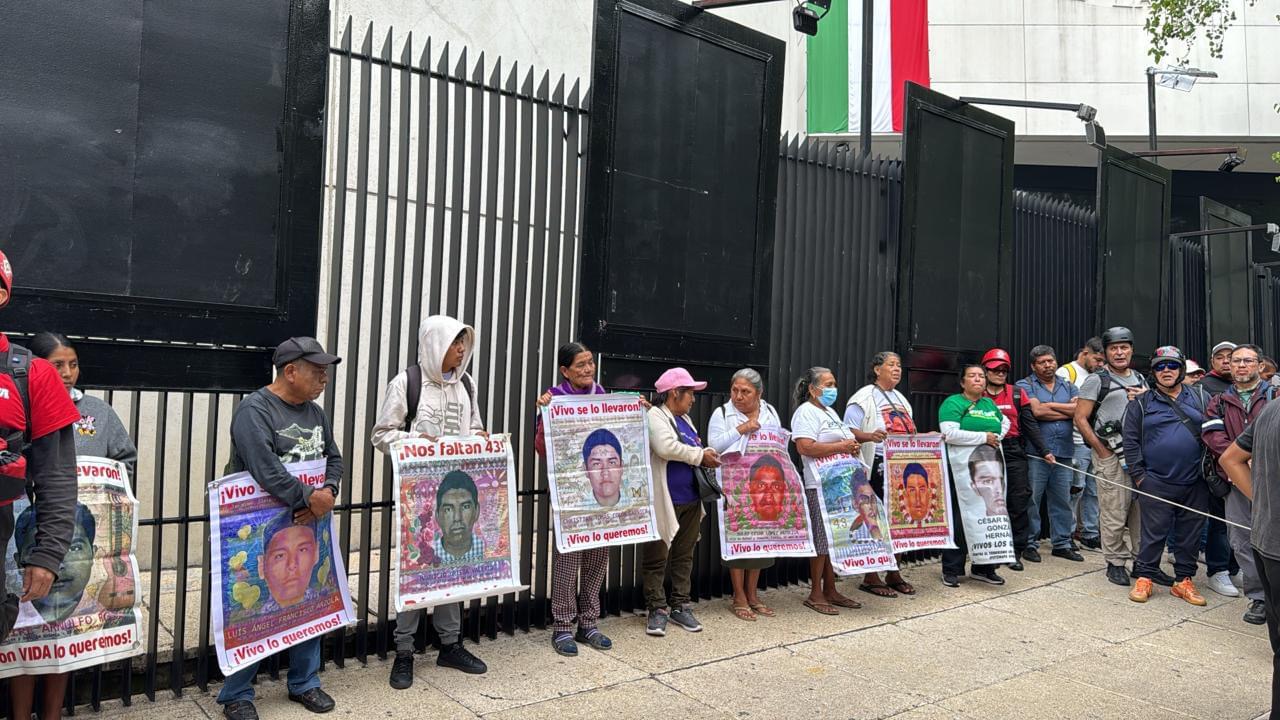 Manifestantes por Ayotzinapa arrojan petardos y rompen cristal de puerta del Senado de la República