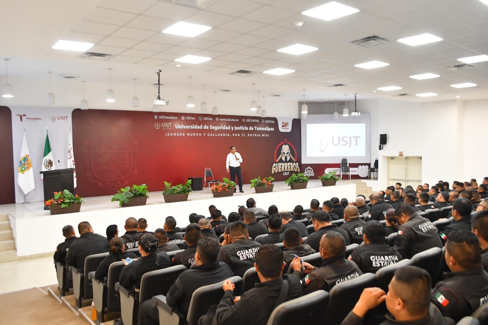 Policías en Tamaulipas NO podrán «saludar de beso» a sus compañeras mujeres