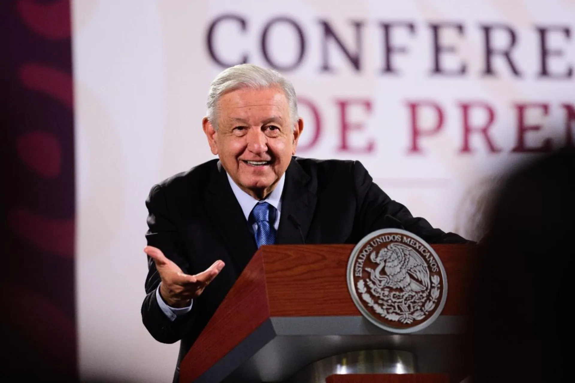 López Obrador renuncia a su militancia en Morena