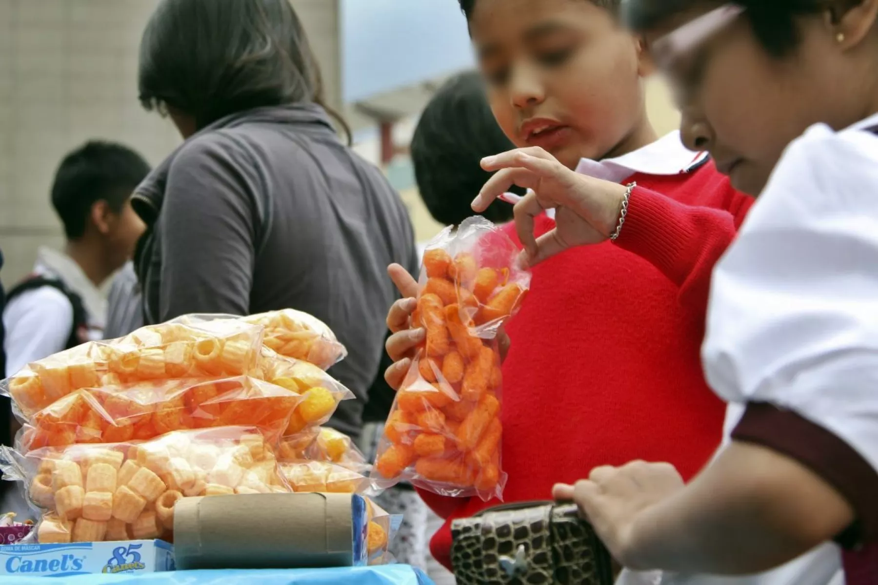 Prohibirán venta de chilaquiles, quesadillas, tacos, postres caseros y otros alimentos