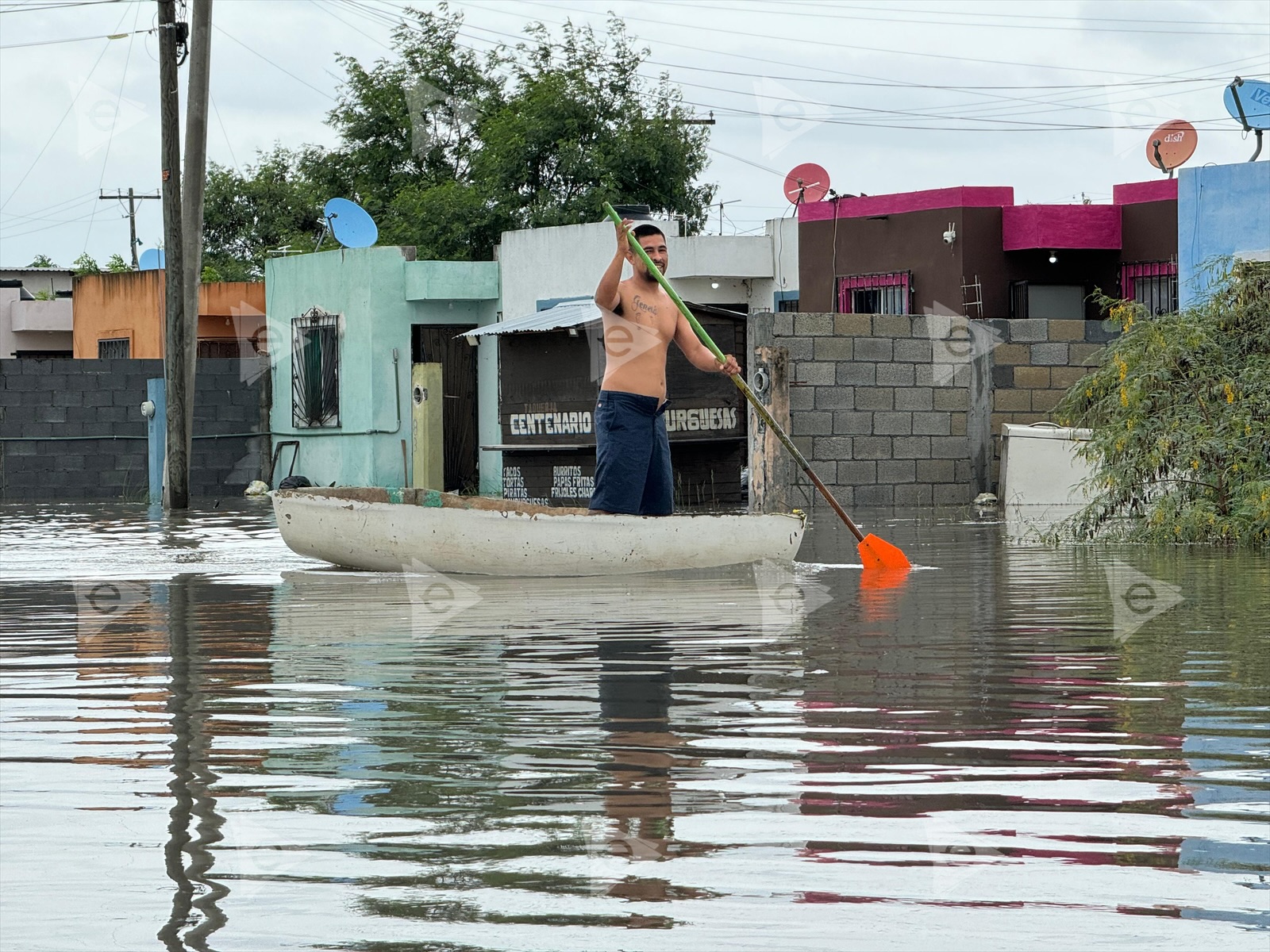 Se mete agua a casa en colonias del oriente