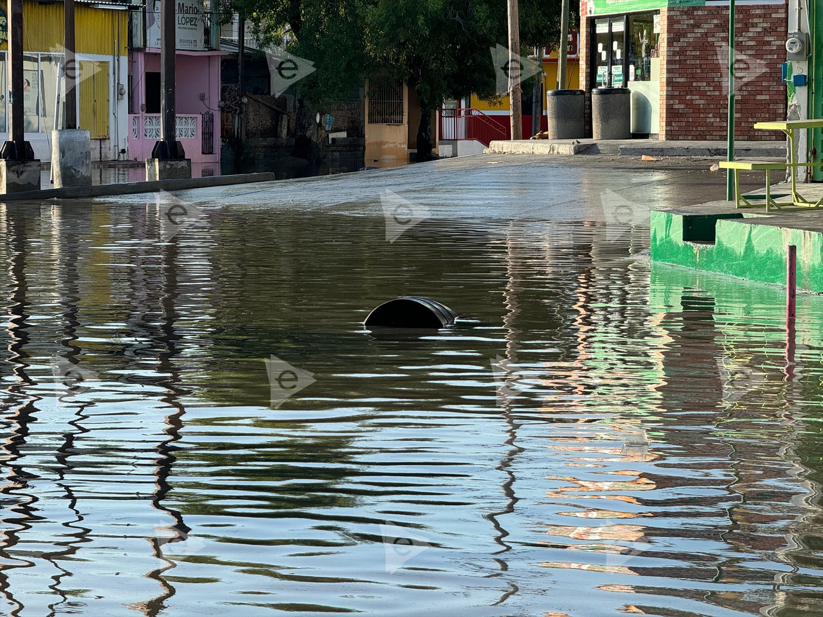 Colonias siguen bajo agua