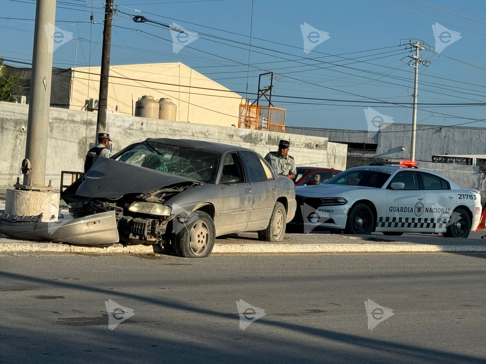 Chocan contra poste en Pedro Cárdenas y huyen