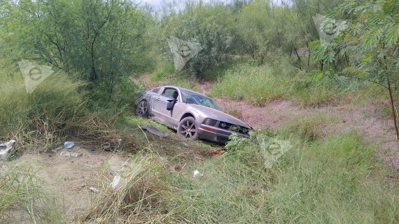 Mujer se sale de carretera