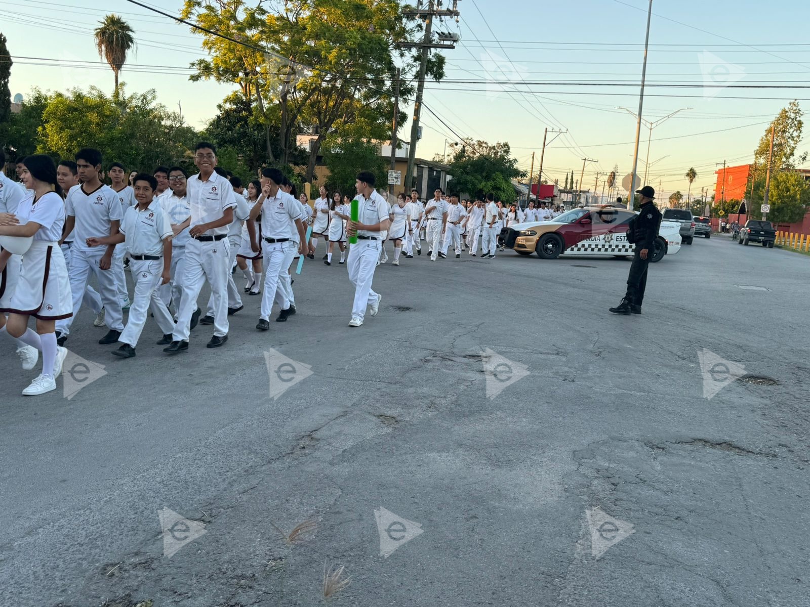 Marchan alumnos de la 4 por Día Internacional de la Paz