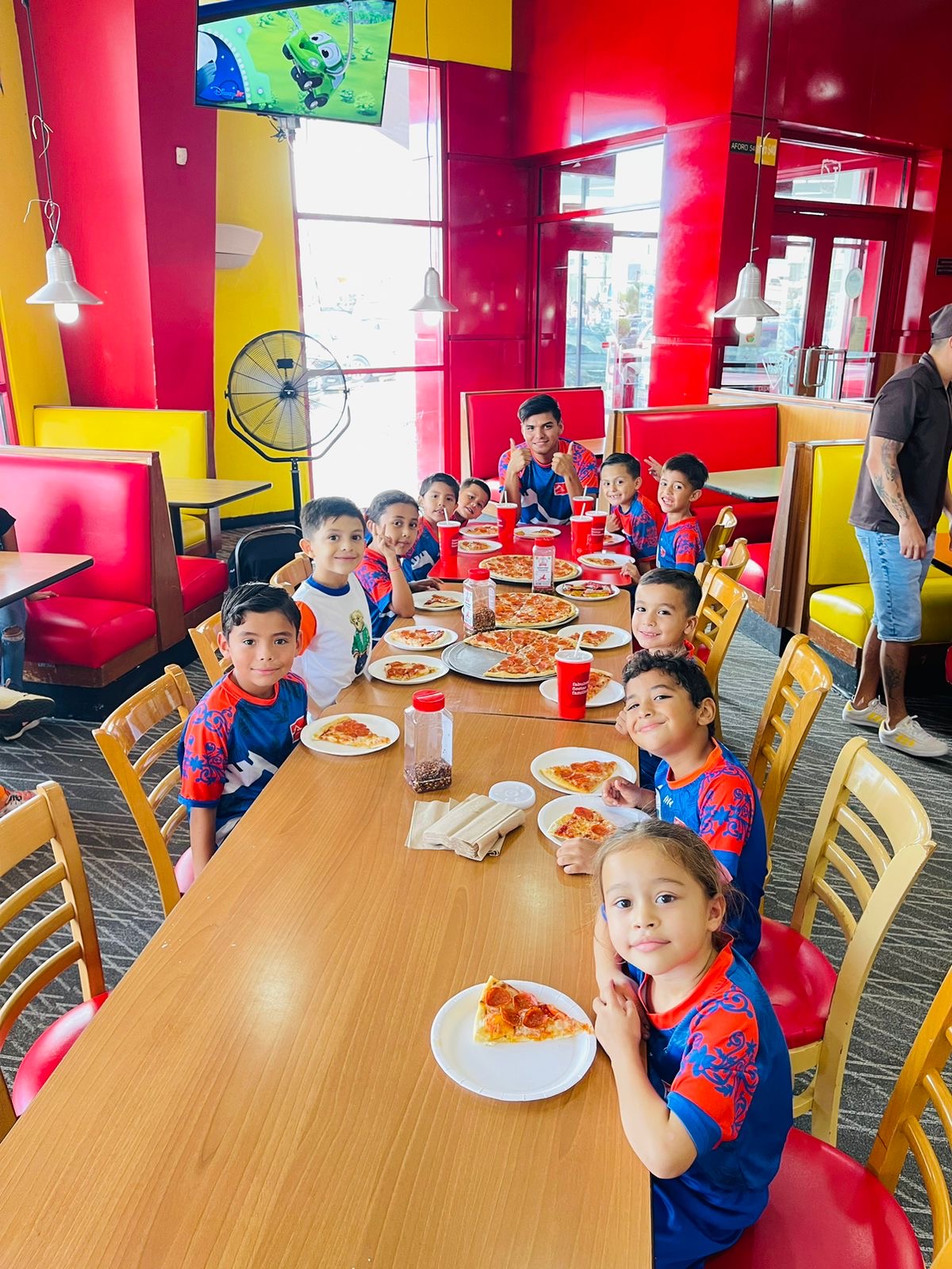 Grupo Orduña festeja a niños futbolistas sub campeones