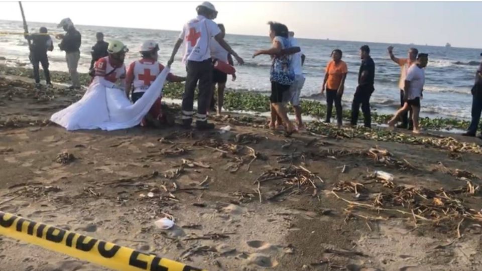 Mueren ahogados adolescente y tío en playa de Veracruz