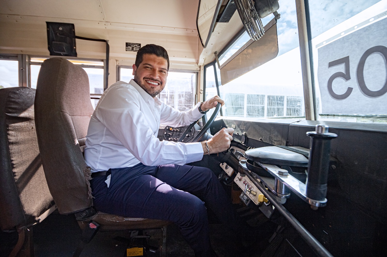 Entrega unidades de transporte escolar el alcalde Alberto Granados Fávila