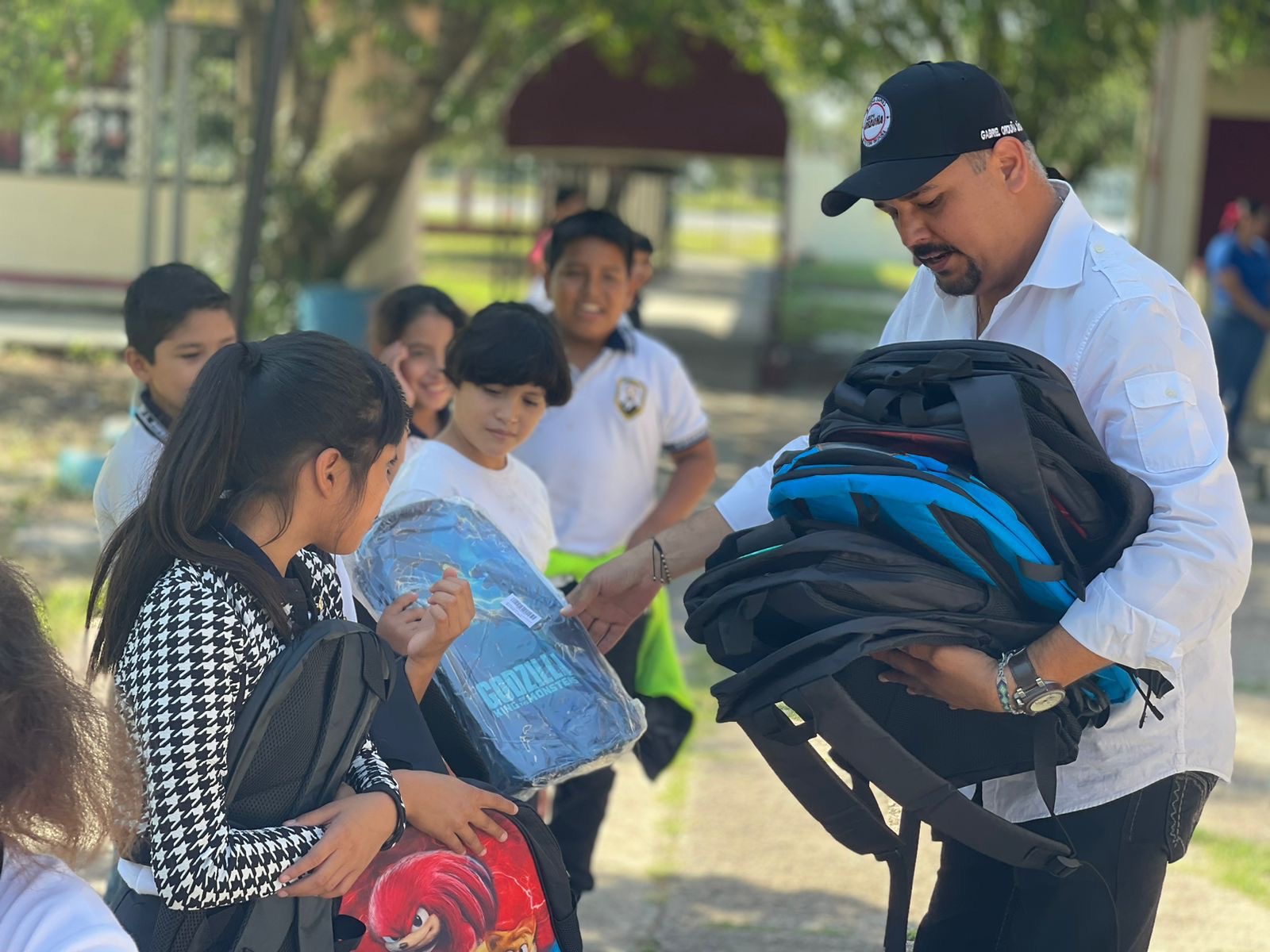 Grupo Orduña entrega mochilas a niños en vulnerabilidad del ejido El Longoreño