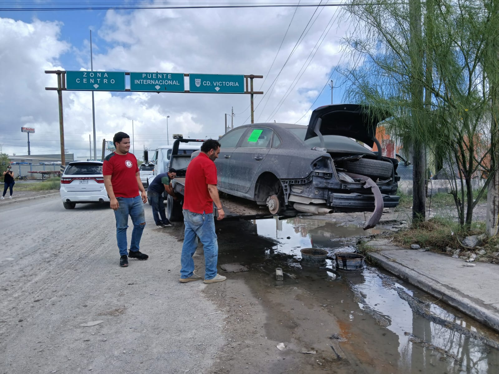 Retiran autos que obstruían vía pública