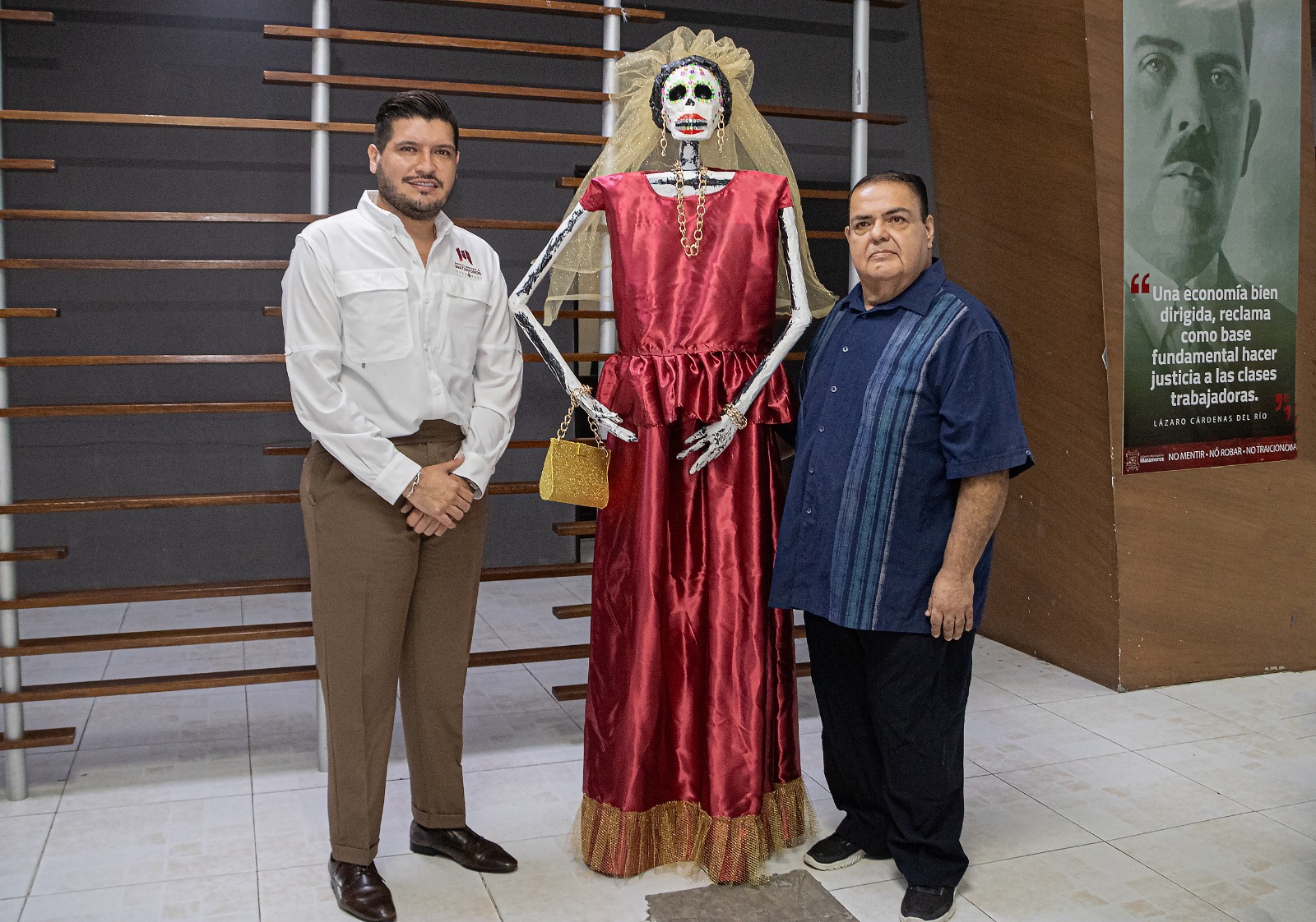 Regalan  Catrina al alcalde