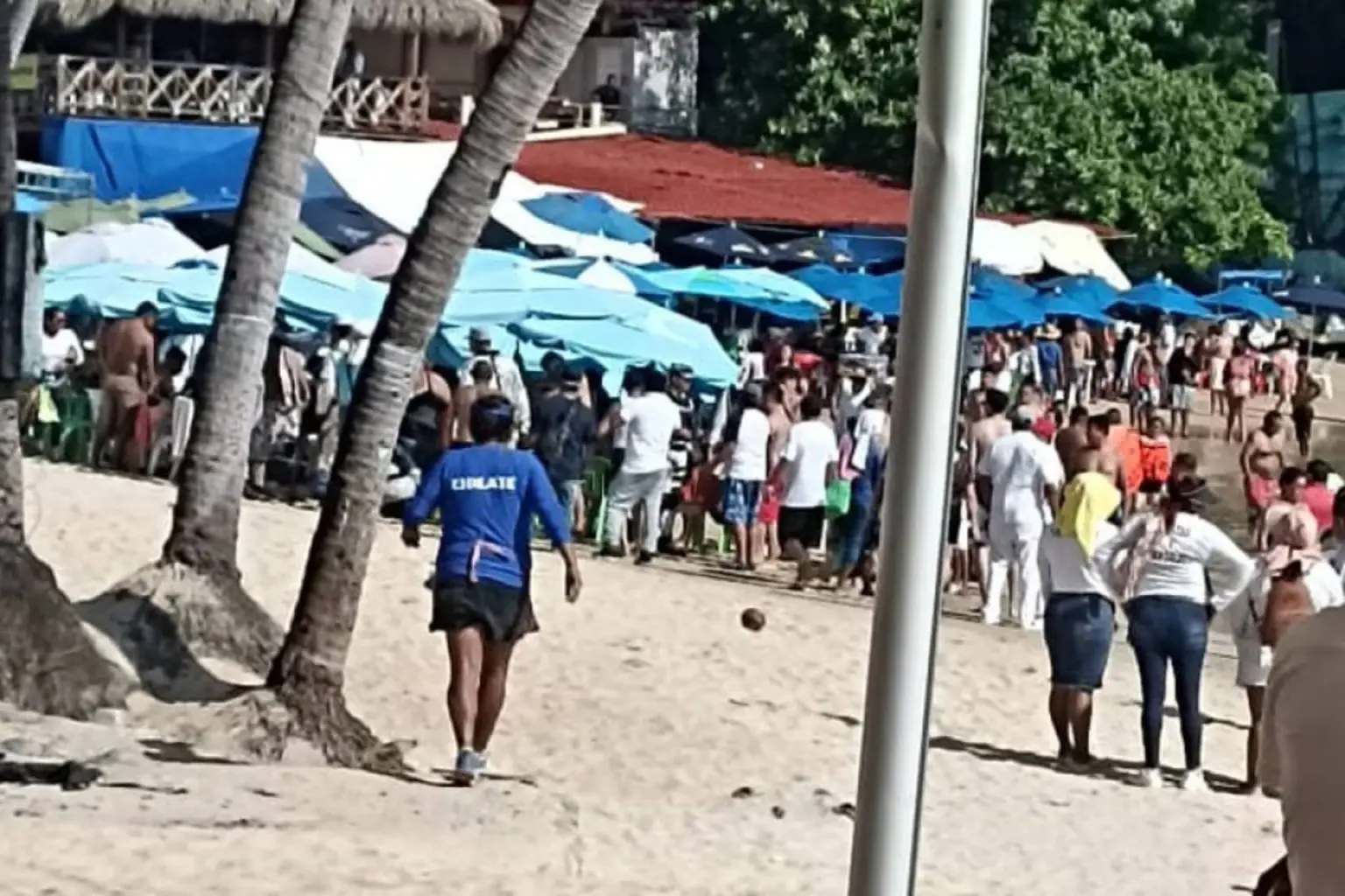 Hieren de bala a turista en playa Caleta de Acapulco, Guerrero