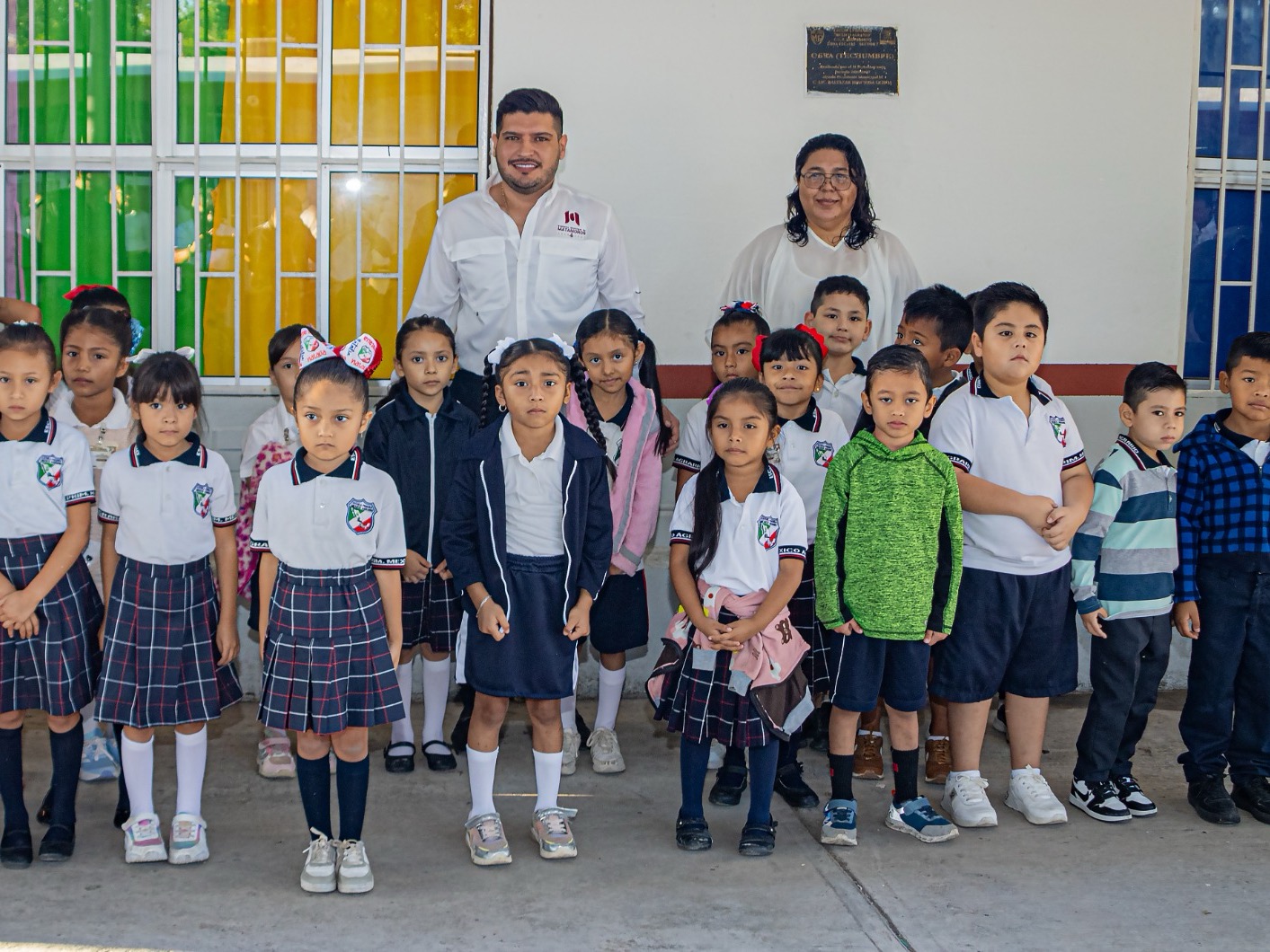 Anuncia alcalde Alberto Granados beneficios para escuelas; encabeza honores a la bandera