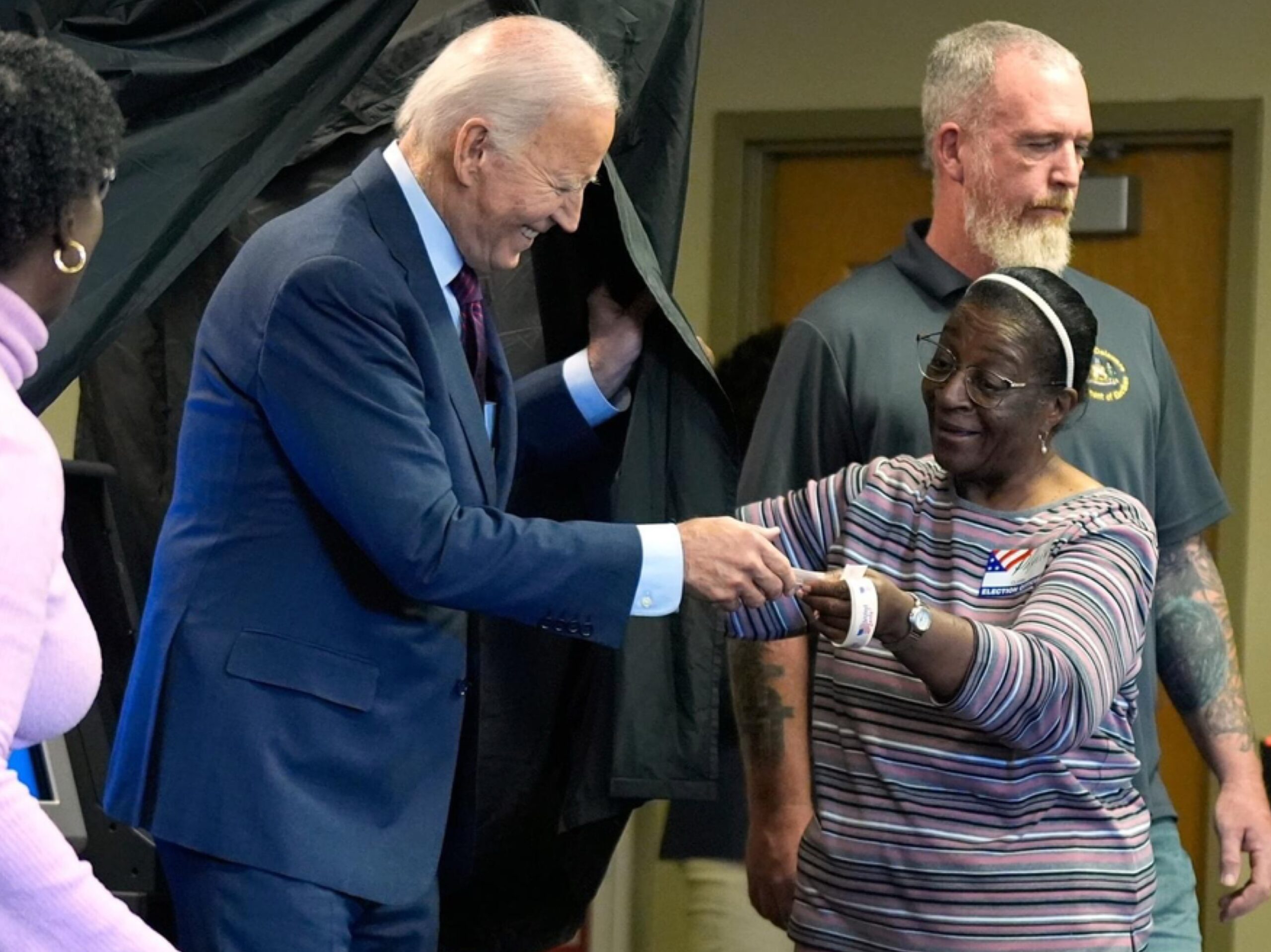 Joe Biden emite su voto