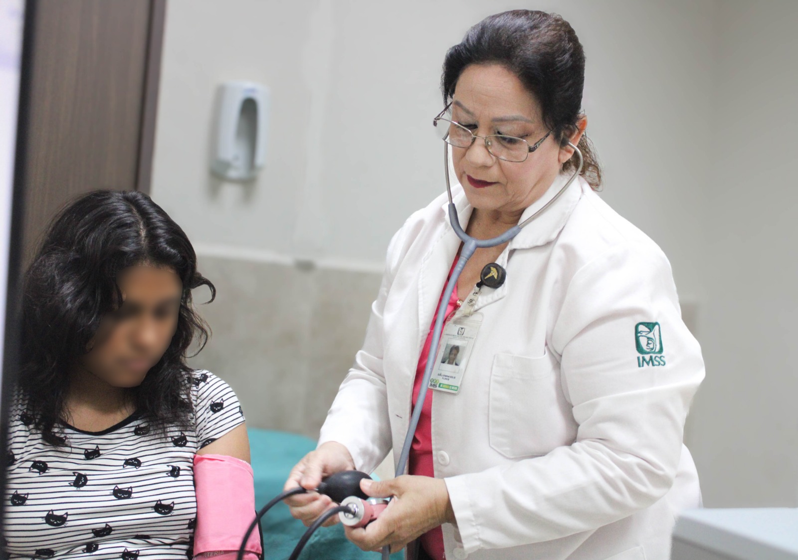 Reconoce IMSS labor de las médicas y médicos en su día