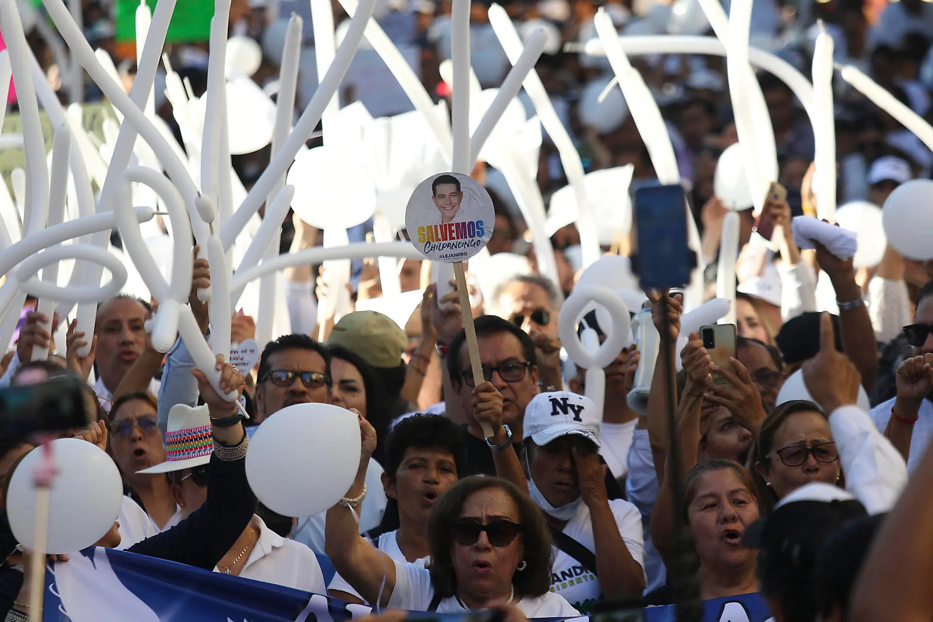 Miles de personas marchan en Chilpancingo para exigir justicia por el asesinato del alcalde Alejandro Arcos