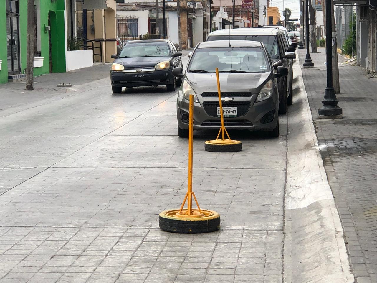 Van contra estacionamientos exclusivos