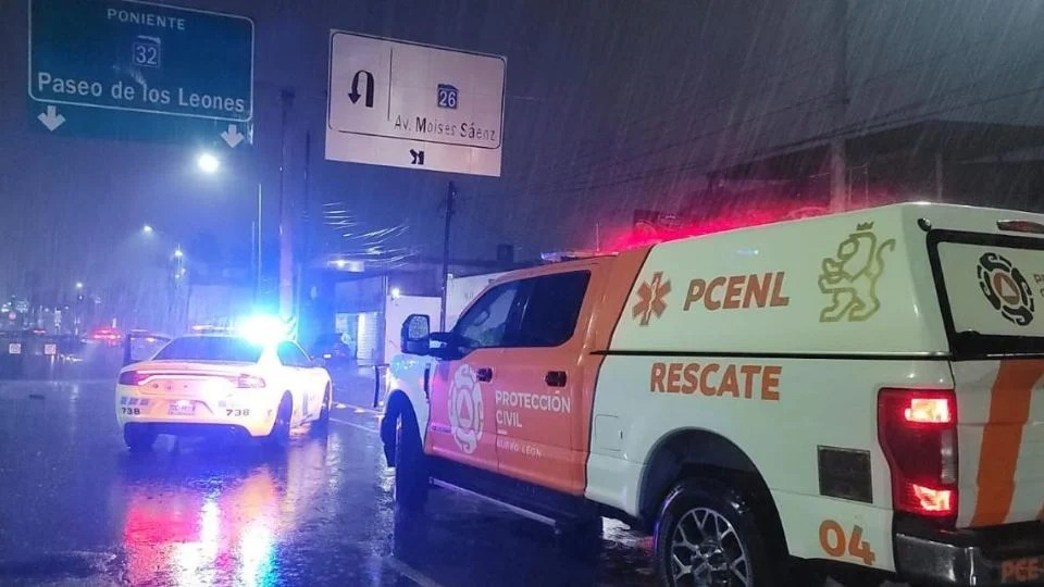 Mueren dos hombres tras ser arrastrados por la corriente en Monterrey