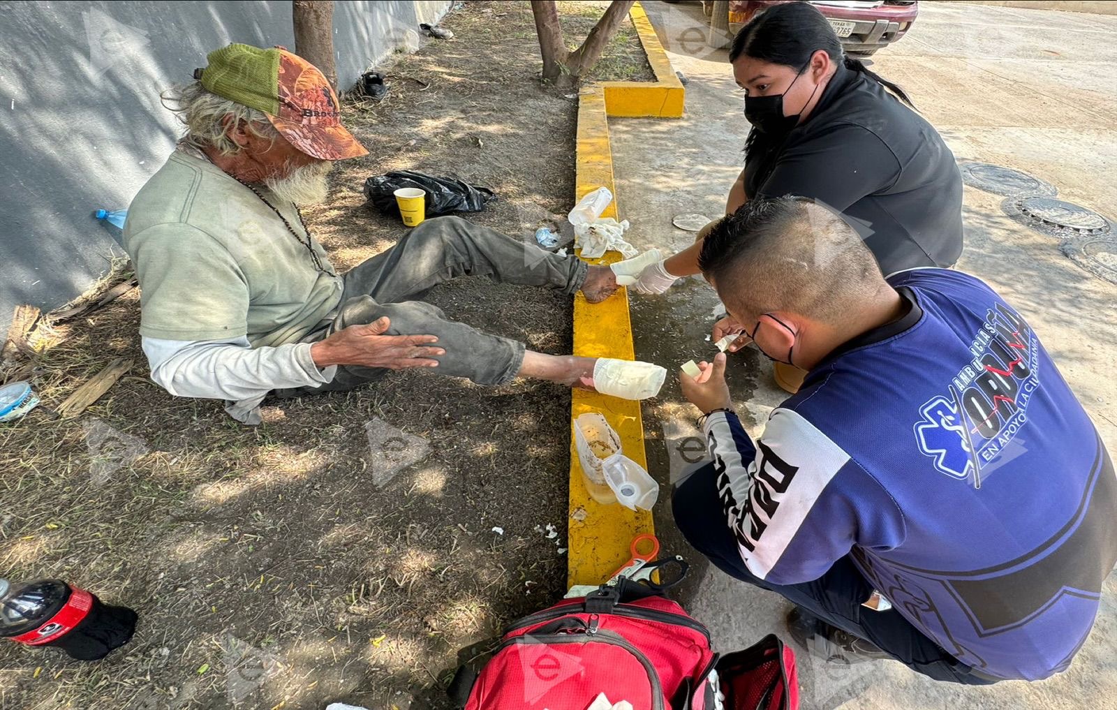 Hombre es hallado con gusanos en los pies