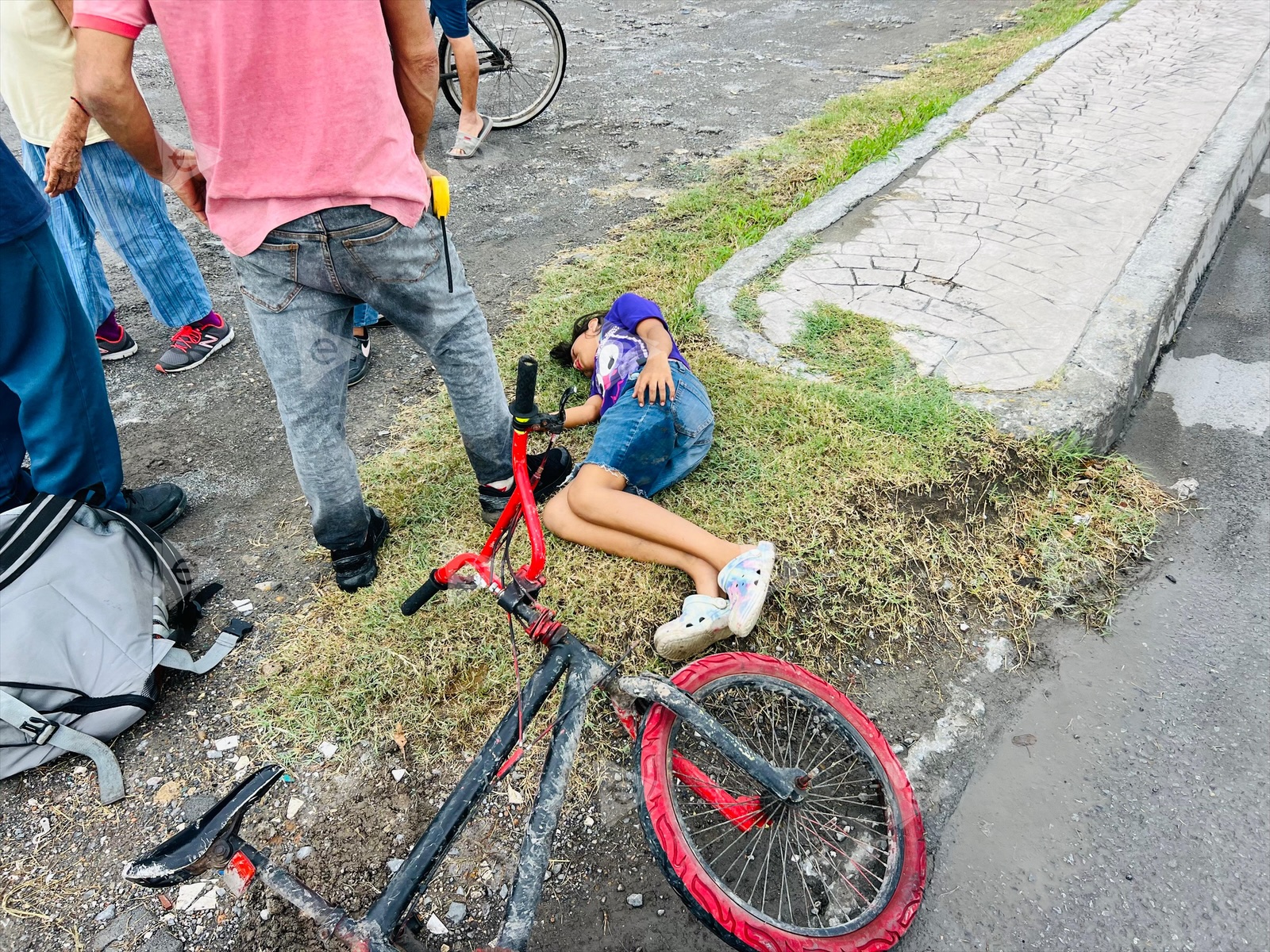 Embisten a ciclista junto con su hija