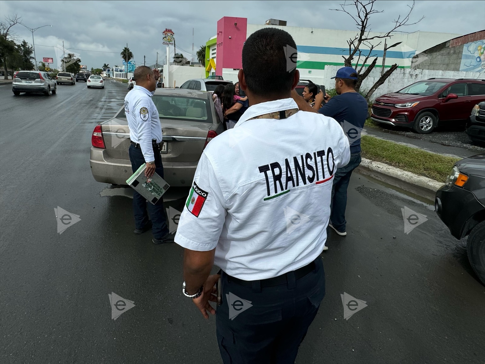 Interviene DIF en accidente que causó ebrio al viajar con sus hijas