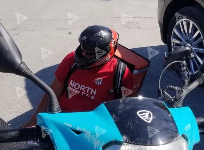 Mujer embiste a motociclista