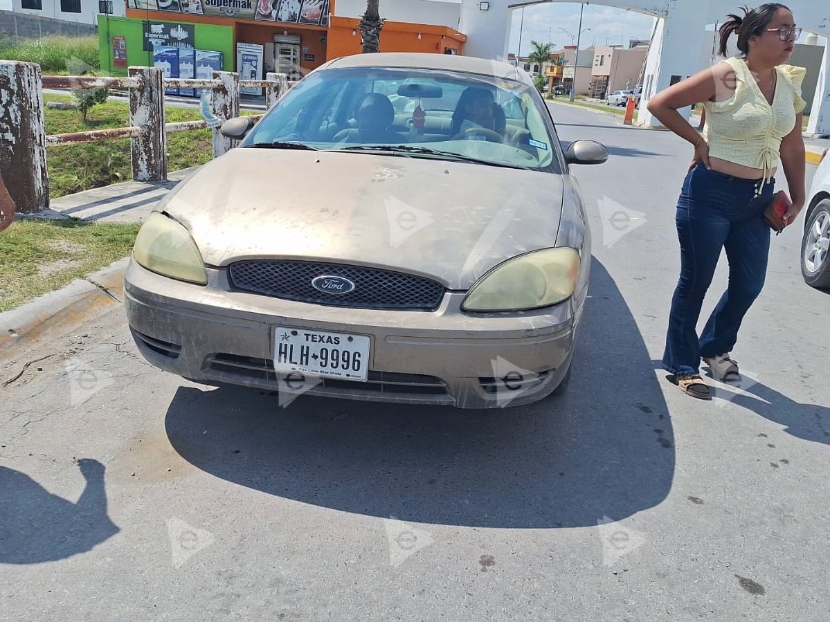 Mujer embiste a motociclista