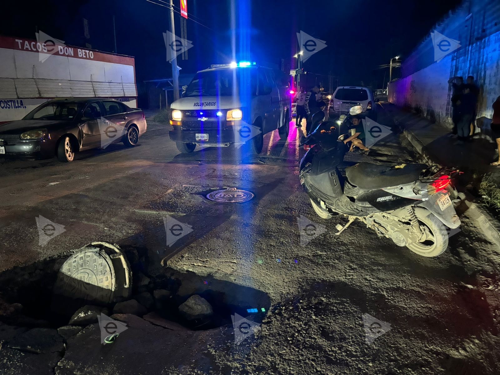 Motociclista cae a bache y sufre lesiones 