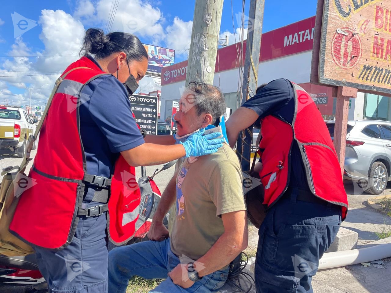 Embisten a motociclista