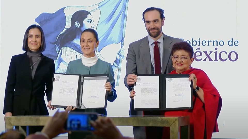 Sheinbaum firma decreto que devuelve a PEMEX y CFE su carácter de empresas públicas del Estado