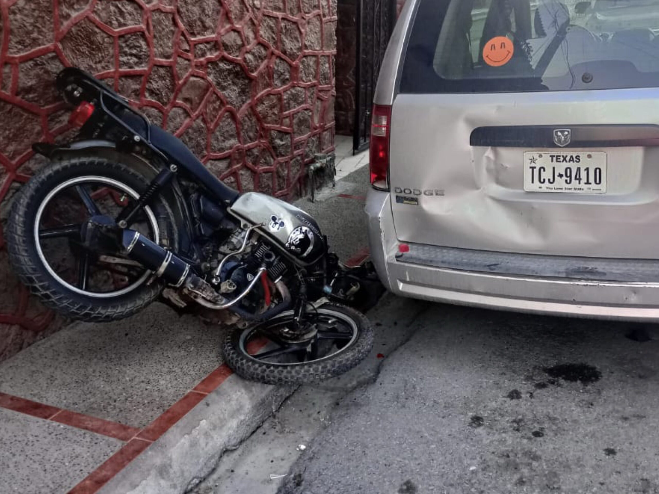 Embisten a motociclista