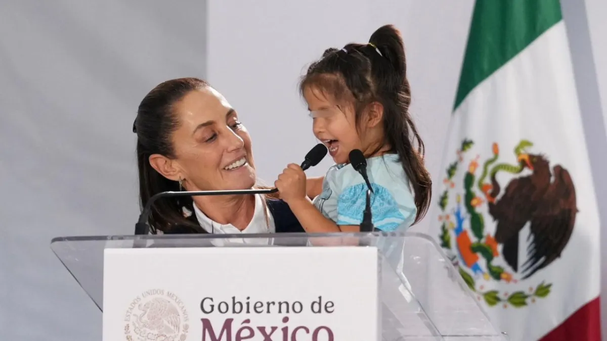 “Aquí está la presidenta”: Tierna niña de tres años interrumpe discurso de Sheinbaum